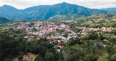 Mavi gökyüzü ve Venedik dağlarıyla manzara. Antioquia, Kolombiya.