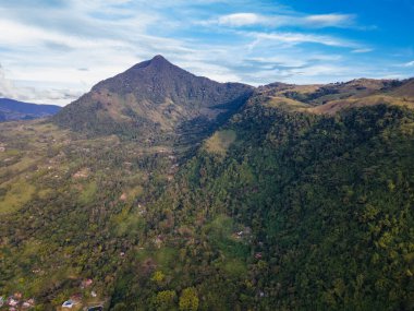 Mavi gökyüzü ve Venedik dağlarıyla manzara. Antioquia, Kolombiya.