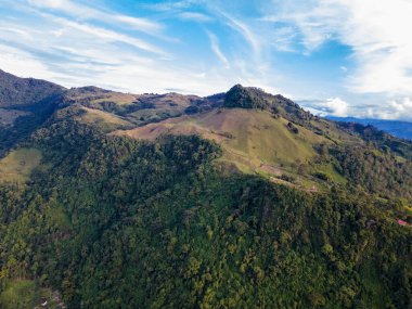Mavi gökyüzü ve Venedik dağlarıyla manzara. Antioquia, Kolombiya.