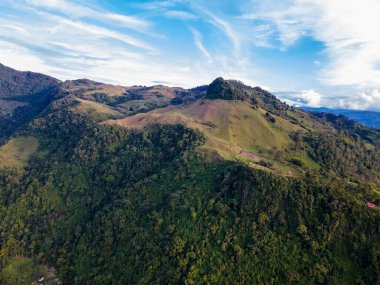 Mavi gökyüzü ve Venedik dağlarıyla manzara. Antioquia, Kolombiya.
