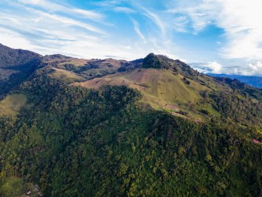 Mavi gökyüzü ve Venedik dağlarıyla manzara. Antioquia, Kolombiya.