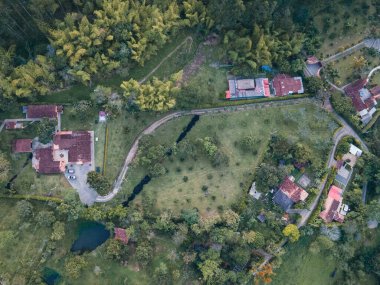 Venedik 'te dağlarla çevrili çiftliklerin havadan görünüşü. Venedik, Antioquia, Kolombiya.