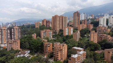 Medellin, Antioquia, Kolombiya. 26 Ocak 2022: Medellin 'deki El Poblado sektörünün mimarisi ve binaları.