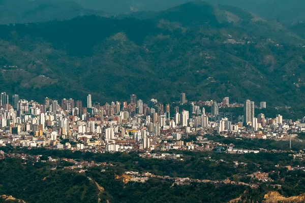 Santander, Kolombiya 'daki Bucaramanga şehrinin panoramik manzarası.