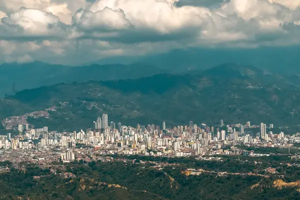 Santander, Kolombiya 'daki Bucaramanga şehrinin panoramik manzarası.