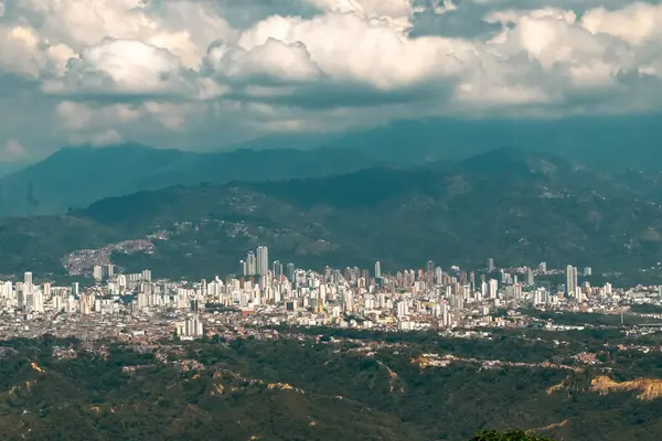 Santander, Kolombiya 'daki Bucaramanga şehrinin panoramik manzarası.