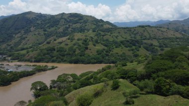 Antioquia 'daki Cauca Nehri' ne bakan panoramik manzara.