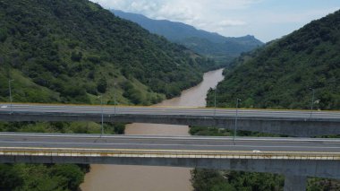 Antioquia 'daki Cauca Nehri' ne bakan panoramik manzara.
