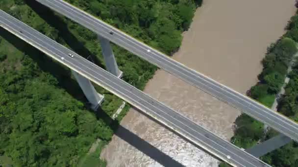横跨考卡河和太平洋公路的桥 蓝天蓝树林立 — 图库视频影像