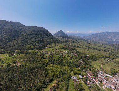 Cerro tusa 'nın mavi gökyüzü manzarası. Venedik Belediyesi' nin manzarası. Piramit şekliyle dünyada eşi benzeri olmayan bir dağ olan Cerro Tusa tarafından yönetiliyor. Venedik, Antioquia, Kolombiya.