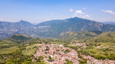 Cerro tusa 'nın mavi gökyüzü manzarası. Venedik Belediyesi' nin manzarası. Piramit şekliyle dünyada eşi benzeri olmayan bir dağ olan Cerro Tusa tarafından yönetiliyor. Venedik, Antioquia, Kolombiya.
