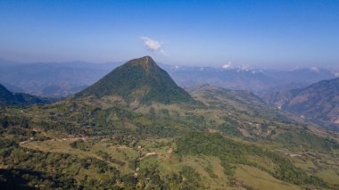 Cerro tusa 'nın mavi gökyüzü manzarası. Venedik Belediyesi' nin manzarası. Piramit şekliyle dünyada eşi benzeri olmayan bir dağ olan Cerro Tusa tarafından yönetiliyor. Venedik, Antioquia, Kolombiya.