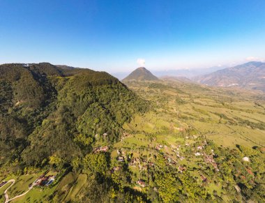 Cerro tusa 'nın mavi gökyüzü manzarası. Venedik Belediyesi' nin manzarası. Piramit şekliyle dünyada eşi benzeri olmayan bir dağ olan Cerro Tusa tarafından yönetiliyor. Venedik, Antioquia, Kolombiya.