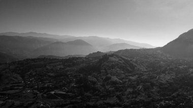 Cerro tusa 'nın mavi gökyüzü manzarası. Venedik Belediyesi' nin manzarası. Piramit şekliyle dünyada eşi benzeri olmayan bir dağ olan Cerro Tusa tarafından yönetiliyor. Venedik, Antioquia, Kolombiya.