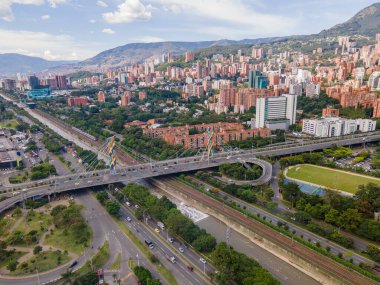 Medellin, Antioquia, Kolombiya. 3 Mayıs 2023: Şehirdeki binalar ve mavi gökyüzüyle manzara.