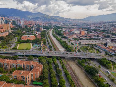 Medellin, Antioquia, Kolombiya. 3 Mayıs 2023: Şehirdeki binalar ve mavi gökyüzüyle manzara.