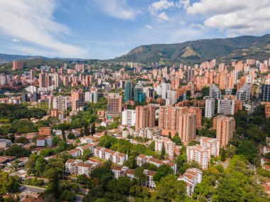 Medellin, Antioquia, Kolombiya. 3 Mayıs 2023: Şehirdeki binalar ve mavi gökyüzüyle manzara.