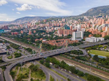 Medellin, Antioquia, Kolombiya. 3 Mayıs 2023: Şehirdeki binalar ve mavi gökyüzüyle manzara.
