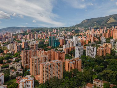 Medellin, Antioquia, Kolombiya. 3 Mayıs 2023: Şehirdeki binalar ve mavi gökyüzüyle manzara.