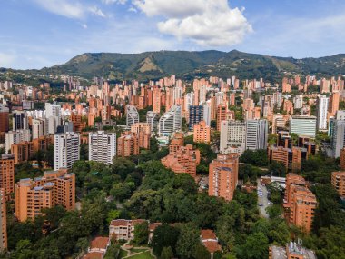 Medellin, Antioquia, Kolombiya. 3 Mayıs 2023: Şehirdeki binalar ve mavi gökyüzüyle manzara.