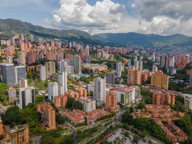 Medellin, Antioquia, Kolombiya. 3 Mayıs 2023: Şehirdeki binalar ve mavi gökyüzüyle manzara.