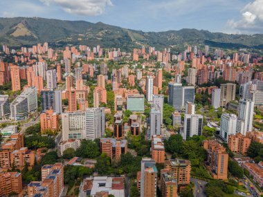 Medellin, Antioquia, Kolombiya. 3 Mayıs 2023: Şehirdeki binalar ve mavi gökyüzüyle manzara.