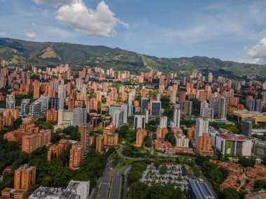 Medellin, Antioquia, Kolombiya. 3 Mayıs 2023: Şehirdeki binalar ve mavi gökyüzüyle manzara.