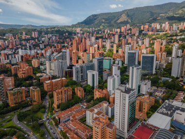 Medellin, Antioquia, Kolombiya. 3 Mayıs 2023: Şehirdeki binalar ve mavi gökyüzüyle manzara.