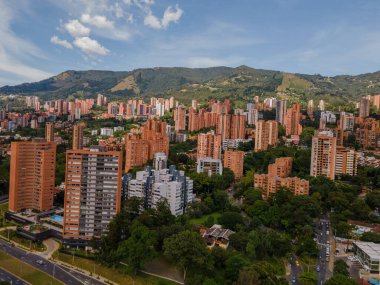 Medellin, Antioquia, Kolombiya. 3 Mayıs 2023: Şehirdeki binalar ve mavi gökyüzüyle manzara.