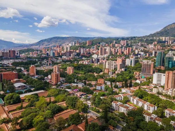 Medellin, Antioquia, Kolombiya. 3 Mayıs 2023: Şehirdeki binalar ve mavi gökyüzüyle manzara.