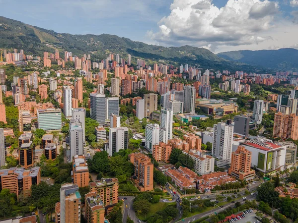 Medellin, Antioquia, Kolombiya. 3 Mayıs 2023: Şehirdeki binalar ve mavi gökyüzüyle manzara.