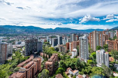 Medellin, Antioquia, Kolombiya. 3 Mayıs 2023: Şehirdeki binalar ve mavi gökyüzüyle manzara.