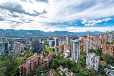 Medellin, Antioquia, Kolombiya. 3 Mayıs 2023: Şehirdeki binalar ve mavi gökyüzüyle manzara.