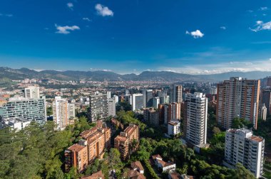 Medellin, Antioquia, Kolombiya. 3 Mayıs 2023: Şehirdeki binalar ve mavi gökyüzüyle manzara.