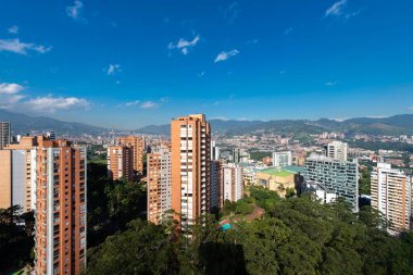 Medellin, Antioquia, Kolombiya. 3 Mayıs 2023: Şehirdeki binalar ve mavi gökyüzüyle manzara.