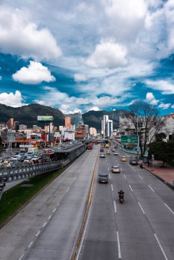 Bogot, Kolombiya. 12 Mayıs 2023: Şehrin merkezindeki tepeler panoramik.