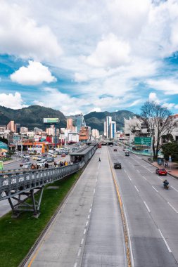 Bogot, Kolombiya. 12 Mayıs 2023: Şehrin merkezindeki tepeler panoramik.