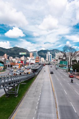 Bogot, Kolombiya. 12 Mayıs 2023: Şehrin merkezindeki tepeler panoramik.