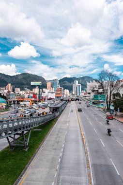 Bogot, Kolombiya. 12 Mayıs 2023: Şehrin merkezindeki tepeler panoramik.