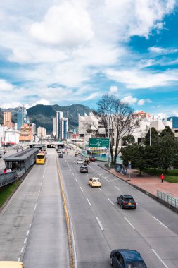 Bogot, Kolombiya. 12 Mayıs 2023: Şehrin merkezindeki tepeler panoramik.