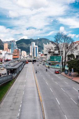 Bogot, Kolombiya. 12 Mayıs 2023: Şehrin merkezindeki tepeler panoramik.