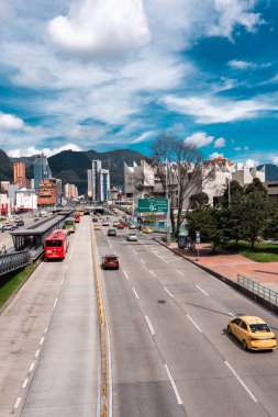 Bogot, Kolombiya. 12 Mayıs 2023: Şehrin merkezindeki tepeler panoramik.