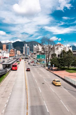 Bogot, Kolombiya. 12 Mayıs 2023: Şehrin merkezindeki tepeler panoramik.