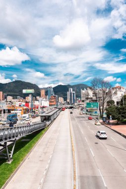 Bogot, Kolombiya. 12 Mayıs 2023: Şehrin merkezindeki tepeler panoramik.