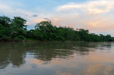 Guayabero Nehri 'nden güzel renkli gökyüzü ile gün batımı. Meta, Kolombiya. 