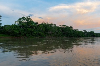 Guayabero Nehri 'nden güzel renkli gökyüzü ile gün batımı. Meta, Kolombiya. 