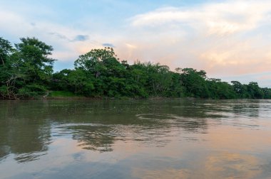 Guayabero Nehri 'nden güzel renkli gökyüzü ile gün batımı. Meta, Kolombiya. 