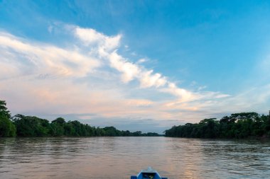 Guayabero Nehri 'nden güzel renkli gökyüzü ile gün batımı. Meta, Kolombiya. 