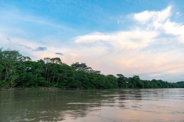Guayabero Nehri 'nden güzel renkli gökyüzü ile gün batımı. Meta, Kolombiya. 