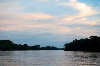 Guayabero Nehri 'nden güzel renkli gökyüzü ile gün batımı. Meta, Kolombiya. 